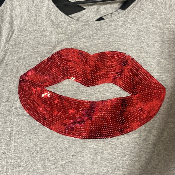 L Venus Sequin Lips Top - Picture 3 of 3